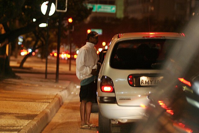 Imagem que mostra uma cena de assalto a veículo