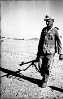 Bundesarchiv Bild 101I-783-0142-22, Nordafrika, Soldat mit Panzerbüchse.jpg