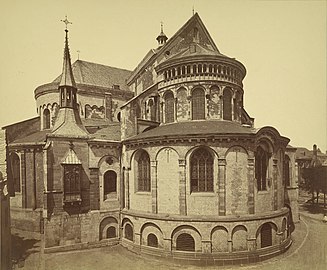 Ostkonche mit Zwerg­galerie aus dem 13. Jh., Ober­gaden wieder romanisch, Fenster des Um­gangs noch gotisch