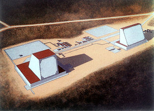 Minh họa của người Mỹ về cơ sở radar Daryal - radar truyền tín hiệu ở bên trái, radar thu tín hiệu ở bên phải.