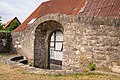 Mauer mit Fragmenten einer Kapelle und Grabsteinen