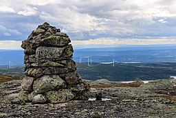 Toppröset på Duvviegaejsie med vindkraftverken på Storrun i bakgrunden