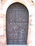 Dörren från den gamla kyrkan med smide i 1200-talsstil