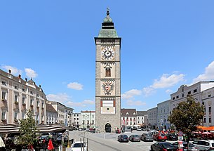 Da Hauptplatz vo Enns mitm Stadtturm im Zentrum