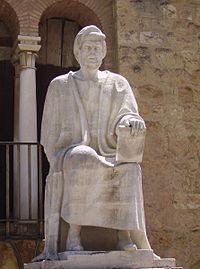 Статуя Аверроэса, исламского философа из Аль-Андалуса, чьи комментарии к Аристотелю оказали сильное влияние на схоластику и святого Фомы Аквинского [1]