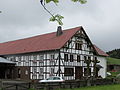 Nördliche giebelseitige Fassade und die der Kirche zugewandte Seitenfassade des Wohnhauses