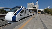 ガンディーナガル中央駅に停車する列車（2023年撮影）