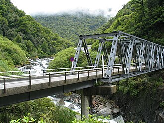 Blick auf den Haast River und die Straße zum Haast Pass