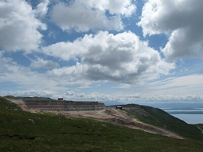 Blick auf den Steinbruch von Nordwest – dahinter Loch Linnhe mit Lismore