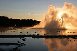 Éruption de Great Fountain avec un coucher de soleil le 16 septembre 2007.