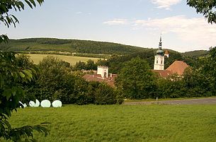 Blick auf Heiligenkreuz mit dem Stift und der A21 im Hintergrund