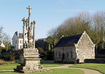 Le calvaire et l'ossuaire de Saint-Hernin.