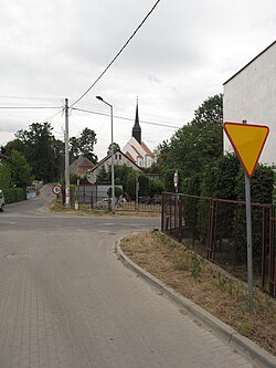 Křižovatka a na pozadí kostel