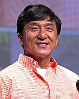 Gambar Jackie Chan memakai kemeja merah muda.