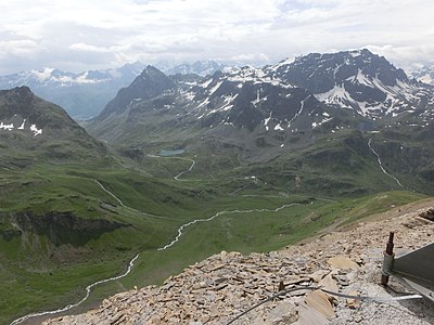 Blick zum Julierpass und Piz Polaschin. Noch weiter im Hintergrund die Berninagruppe.