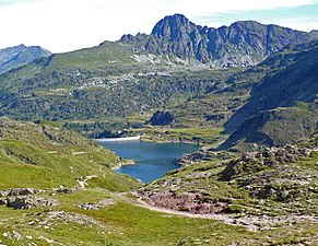 I Laghi Gemelli visti dal Passo di Mezzeno. Sullo sfondo il Pizzo del Becco