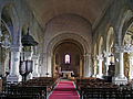 A nave central da igreja de Saint-Côme-et-Saint-Damien foi remodelado em estilo Neorrenascentista, por ocasião da adição de um compartimento para o oeste, no início do século XIX. O coro românico é claramente visível em plano de fundo.