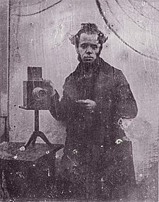 M. V. Lobethal, první autoportrét fotografa, který inzeroval papírové fotografie a zároveň první snímek fotoateliéru na českém území z roku 1846, fotografie ze sbírek Prácheňského muzea v Písku