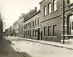 Wycker Grachtstraat, even nummers, vanaf de Sint Maartenslaan, ca. 1930