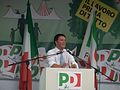 Matteo Renzi durante un comizio alla Festa dell'Unità di Bosco Albergati in sostegno alla sua candidatura come segretario del PD il 7 agosto 2013
