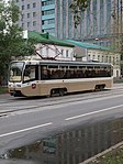 Een moderne KTM-19 tram op lijn 39 in Doebininskaja-straat, 2008.