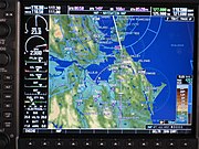 地形、地名、現在位置、航路などが統合表示されたガーミン製のMFD（G1000）