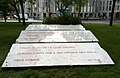 A Paul Celan. Monument a Josep Moragues (1999), escultura amb el poema Fadensonnen (Sols de fil) de Paul Celan inscrit sobre el marbre, traduït al català per ??, a Barcelona - vista des d'un altre angle.
