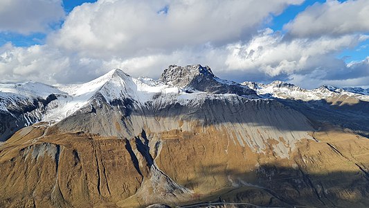 Nördlich der Passstrasse befinden sich Piz Blaisun (links) und Piz Kesch