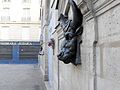 Le Marais (quartier parisien) Rue des Hospitalières-Saint-Gervais - ancien pavillon de boucherie du Marché des Blancs-Manteaux orné de deux fontaines jumelles à tête de boeuf, en bronze. Au fond, la librairie ancienne "Hébraïca Judaïca".