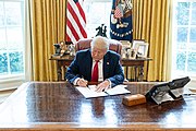 Президент Трамп подписывает декларацию о чрезвычайном положении в стране (49663460306) .jpg
