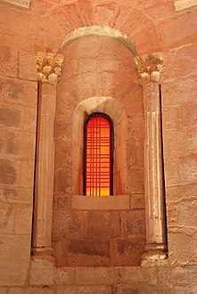 La fenêtre axiale du chœur, avec un vitrail d'Aurelie Nemours.