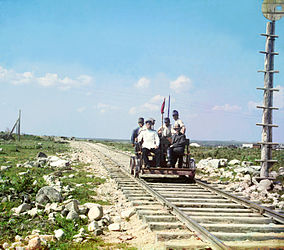 Дрезина на Мурманской железной дороге в районе Петрозаводска. Фотография Прокудина-Горского (сидит впереди справа), 1915 год.