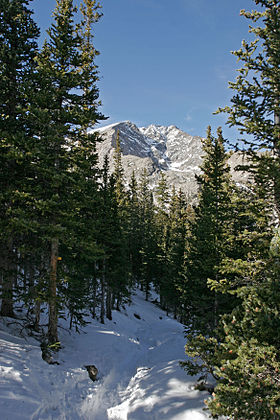 Vue d'Ypsilon Mountain (au centre droit) depuis Ypsilon Lake Trail juste avant le lac Chipmunk.