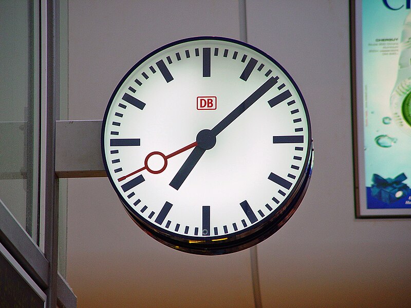 File:RailwayStationClock.jpg