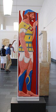 Stele in der Aufstellung im NAMA und farbige Rekonstruktion in der Ausstellung Bunte Götter, Pergamonmuseum 2010