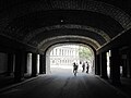 La rue passant sous la porte cochère du château Frontenac.