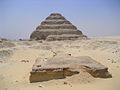 Vue de la face nord de la pyramide de Djéser à Saqqarah avec au premier plan l'autel solaire du complexe