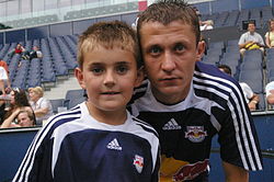 Saša Ilić med en ung supporter (2009)