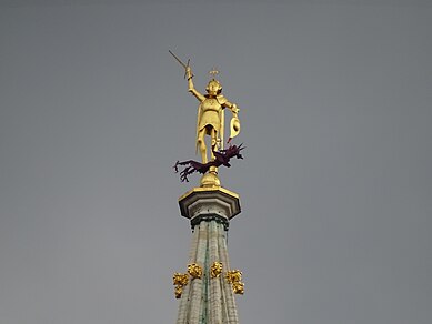 La copie de la statue placée au sommet de la tour.