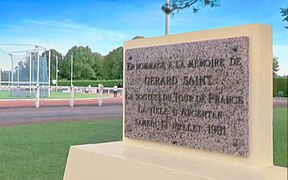 Stèle à la mémoire de Gérard Saint au Stade Gérard-Saint à Argentan dans l'Orne.