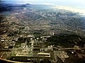 De l'aéroport à partir de 10 000 pieds (centre de l'image, Brun Champ de la piste aux États-Unis, au fond)