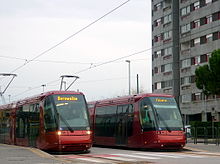 Deux rames du tramway de Venise stationnant parallèlement au terminus, elles sont de couleur rouge.