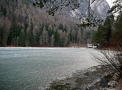 A befagyott Tristachi-tó, a nyári strandfürdő épületével