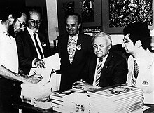 Писатели в Антверпене в 1982 году. Слева направо: Жорж Лагранж, Тибор Секель, Альдо де Джорджи, Уильям Олд и издатель Брючо Казини.