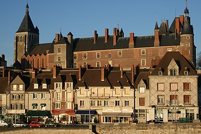 À gauche, derrière le château de Gien, l'église Sainte-Jeanne d'Arc.