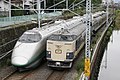 Shinkansen seri 400 bersanding dengan lokomotif listrik JNR 583 di jalur Yamagata Shinkansen