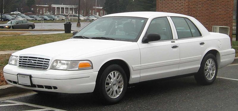 800px-2003-2007_Ford_Crown_Victoria.jpg