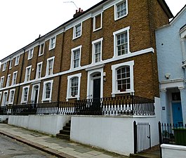 Prime tipiche abitazioni a schiera della classe media vittoriana. Woolwich (c.1840) mostranti ancora una forte influenza dell'architettura georgiana.
