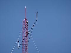 Détail du sommet avec anémomètre, girouette et antenne.