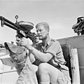 Lid van de LRDG poseert met een Vickers K op een Chevrolet 30-cwt truck (mei 1942)